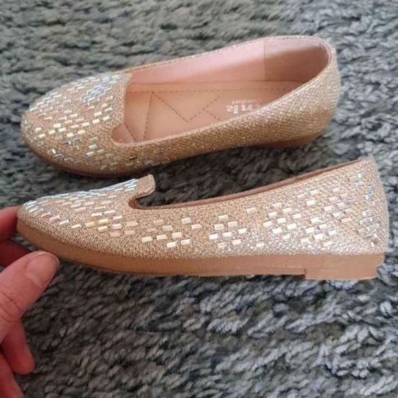 Girls size 11 in gold and silver - like new - for flower girl or occasion - Picture 3 of 3